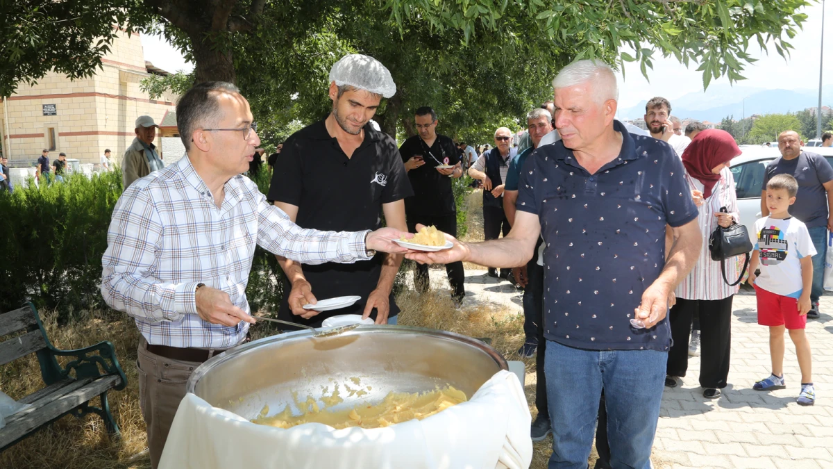 15 Temmuz Şehitleri anısına helva ikramı ger&ccedil;ekleştirildi