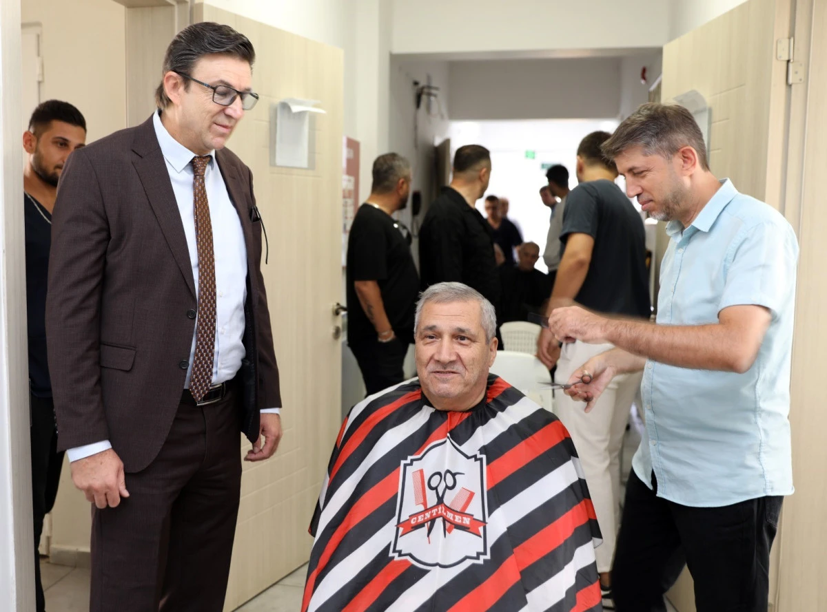 Berberler ve Kuaf&ouml;rler Odası&rsquo;nda yaşlı &ccedil;ınarlara sa&ccedil; ve kişisel bakım hizmeti