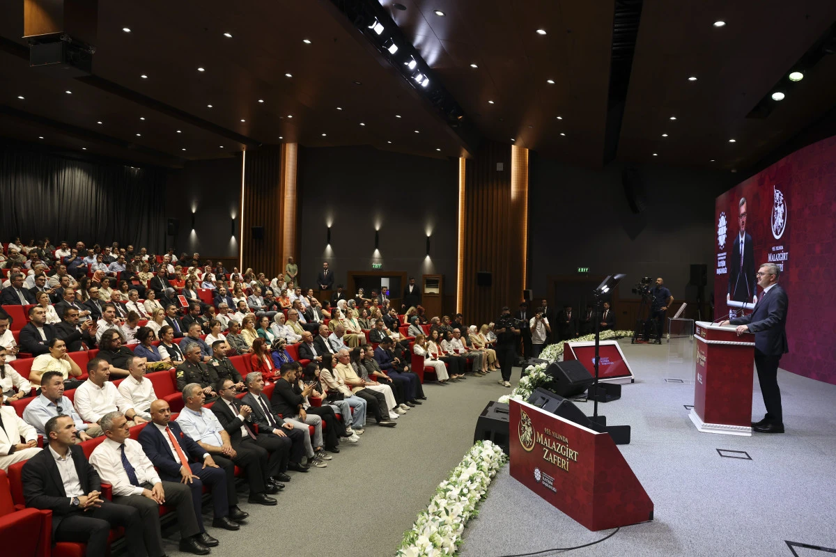 Burhanettin Duran: Malazgirt Zaferi, T&uuml;rk tarihinin en &ouml;nemli d&ouml;n&uuml;m noktalarından biri