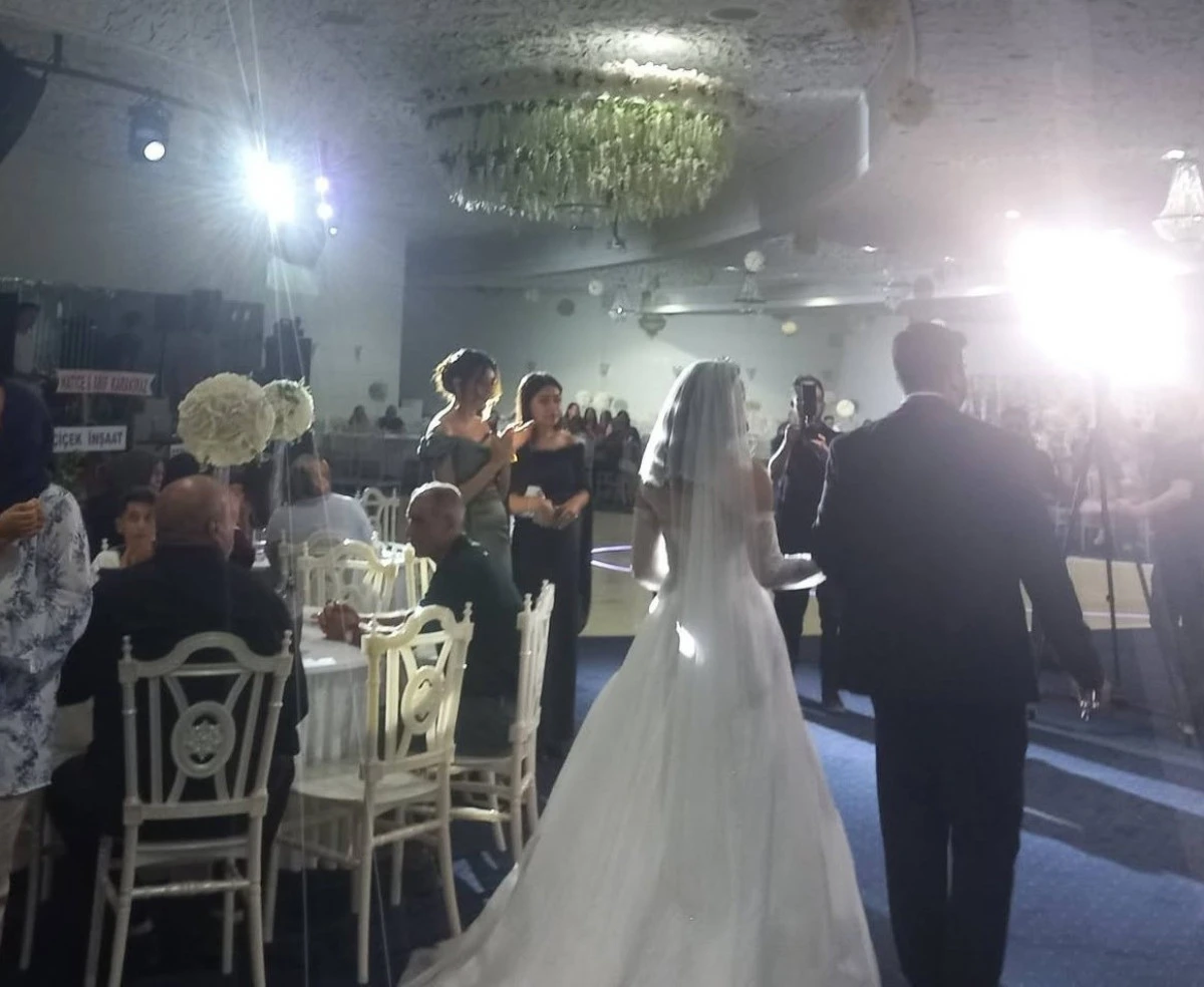 ESRA VE BURAK &Ccedil;İFTİ D&Uuml;NYAEVİNE GİRDİ!