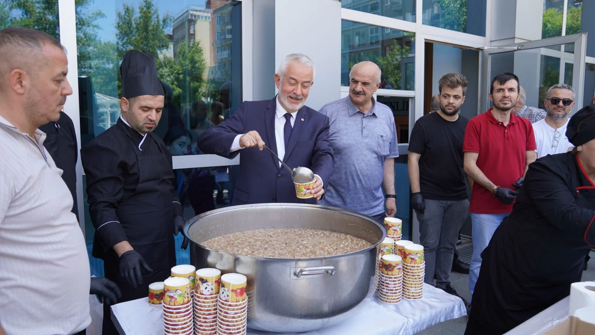 Isparta Belediyesi&rsquo;nden aşure ikramı