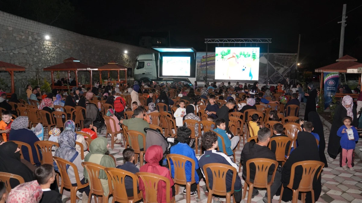 Isparta Belediyesi&rsquo;nden Sav&rsquo;da &ccedil;ocuklara a&ccedil;ık hava sineması