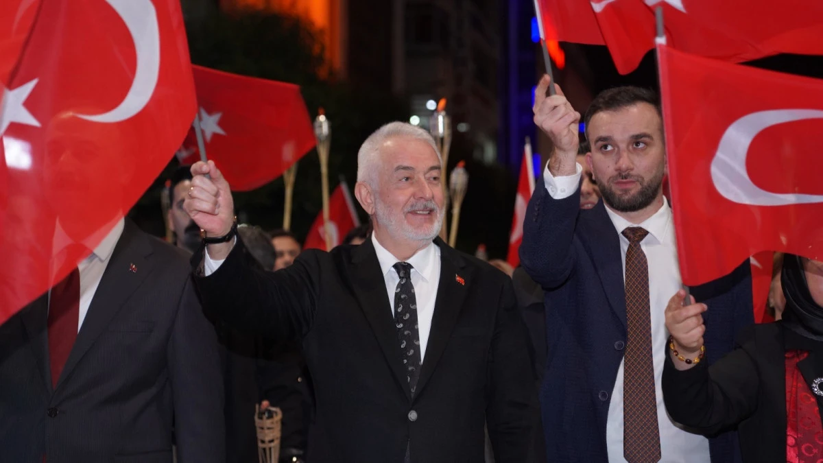 Isparta&rsquo;da Cumhuriyet coşkusu fener alayı ile s&uuml;slendi