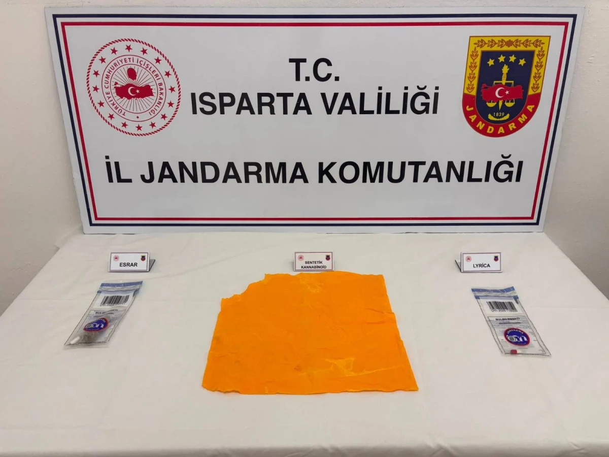 Isparta'da Jandarmadan Uyuşturucu Operasyonu: 10 bin kullanımlık sentetik madde ele ge&ccedil;irildi