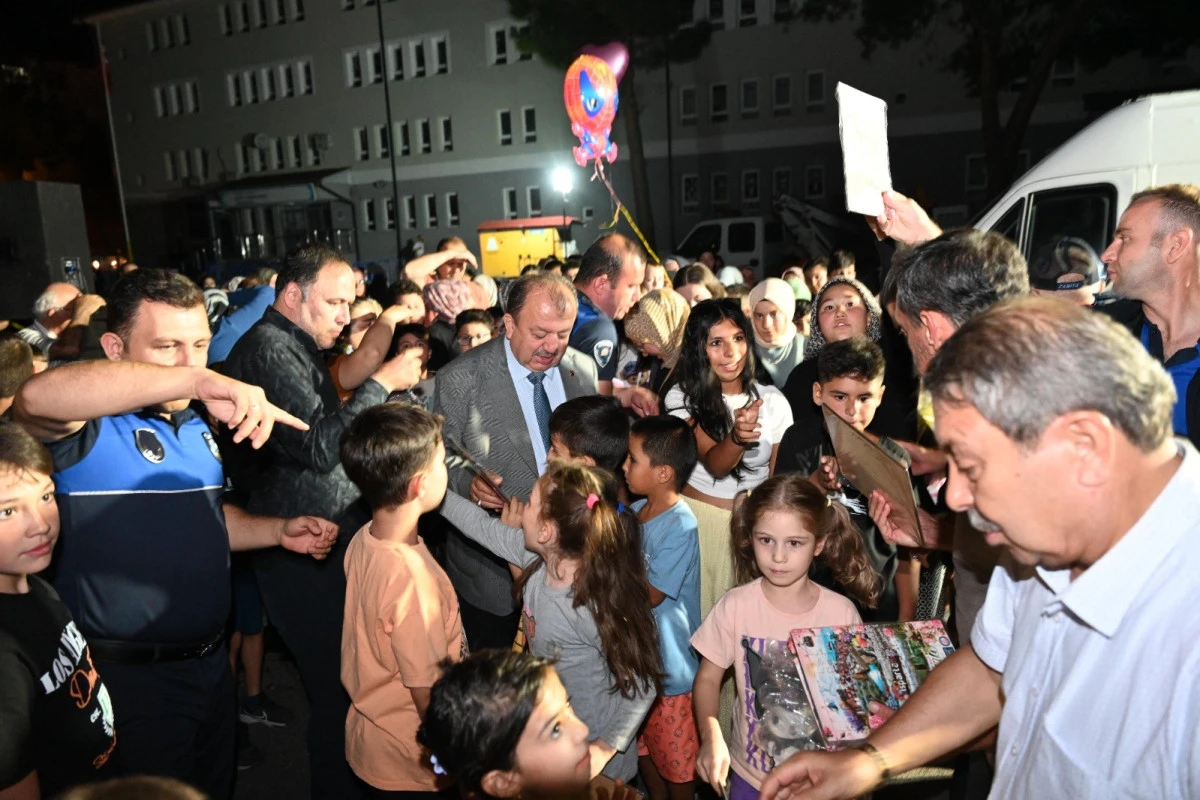 Isparta'da yaz akşamı sineması ile &ccedil;ocukların keyfi yerinde