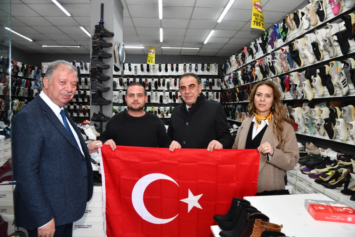 ITSO GELENEĞİ S&Uuml;RD&Uuml;RD&Uuml;: ESNAFA T&Uuml;RK BAYRAĞI HEDİYE ETTİ